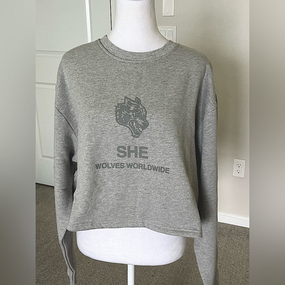 NWT Darc Sport She Worldwide Cropped Crew Neck Sweatshirt Size Large in Gray